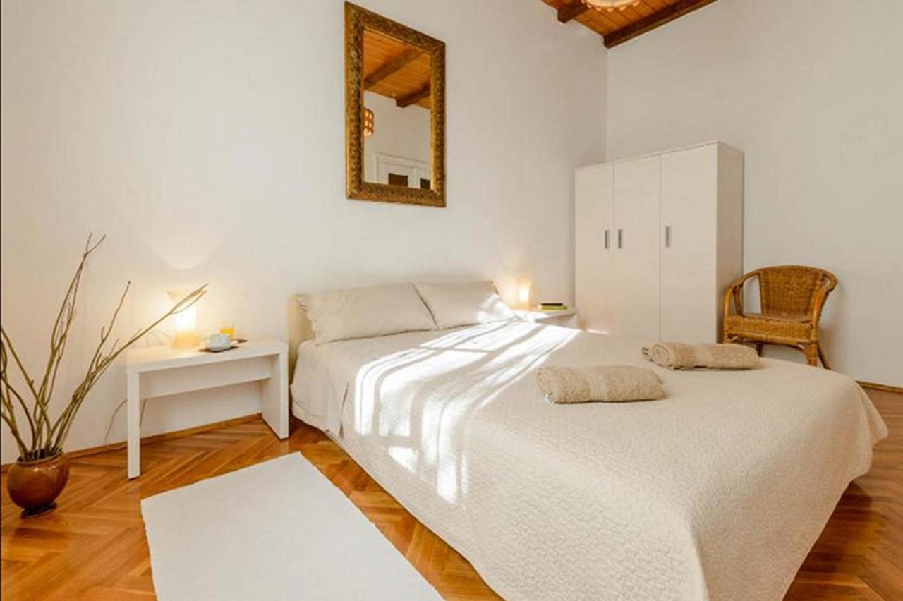 Apartment Gradac With Garden Next To And Old Town