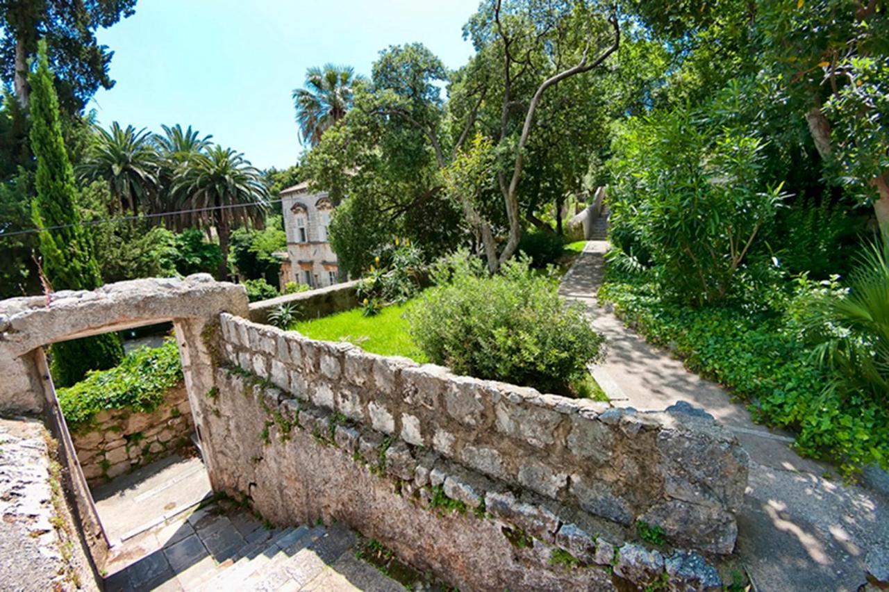 Gradac With Garden Next To And Old Town Apartment